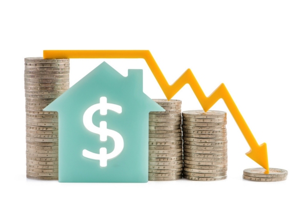 dollar sign and coins with arrow pointing downwards depicting Commercial Propane Efficiency Strategies to Lower Costs and Improve Performance