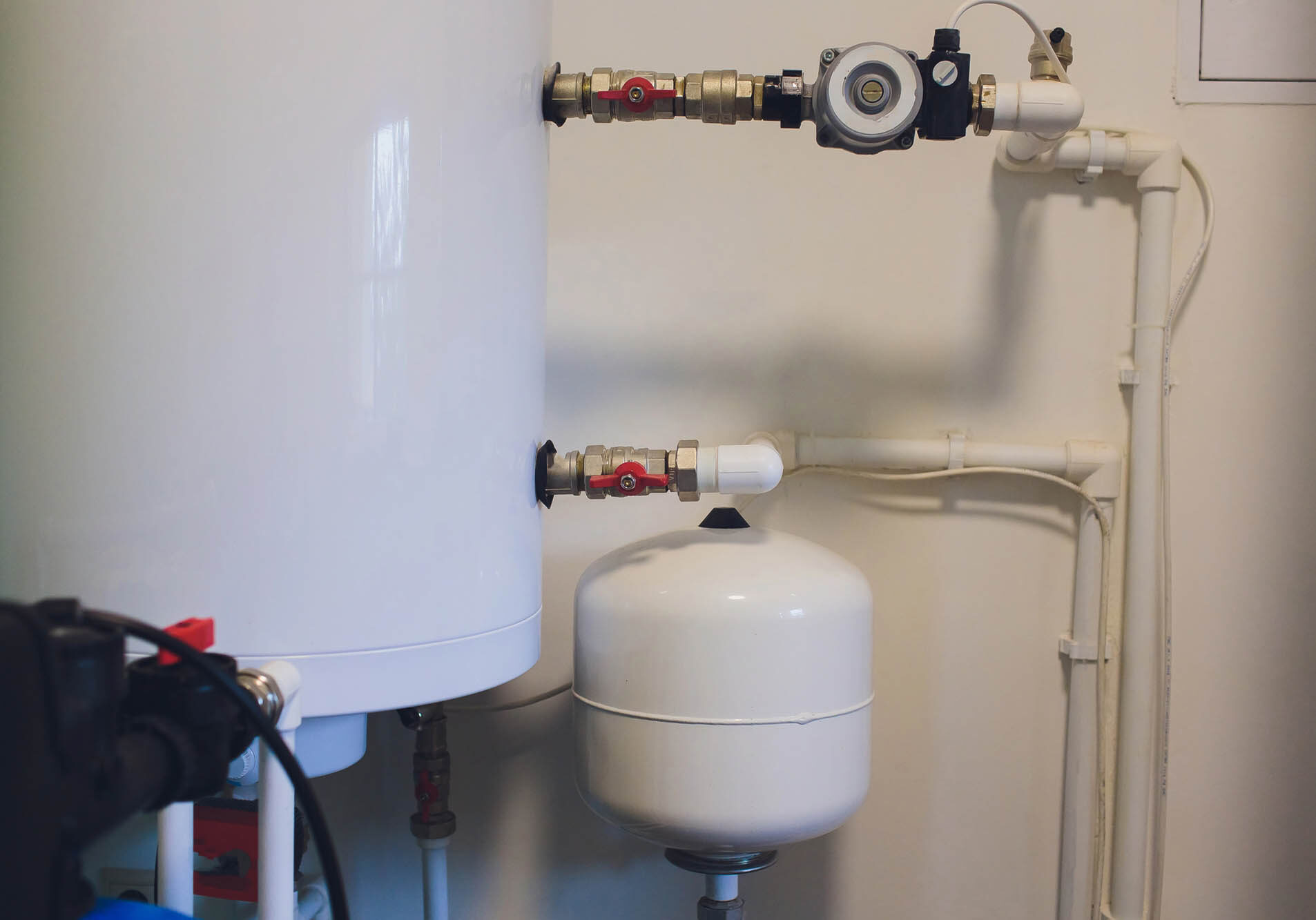 hot water boiler and water heating system